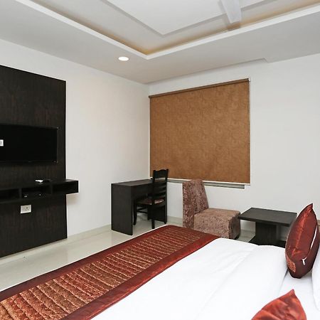 Hotel O M Suites New Delhi Exterior photo