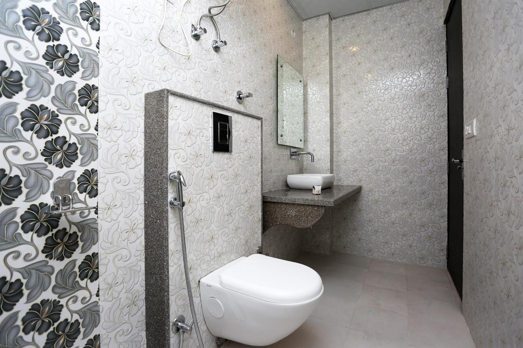 Hotel O M Suites New Delhi Exterior photo