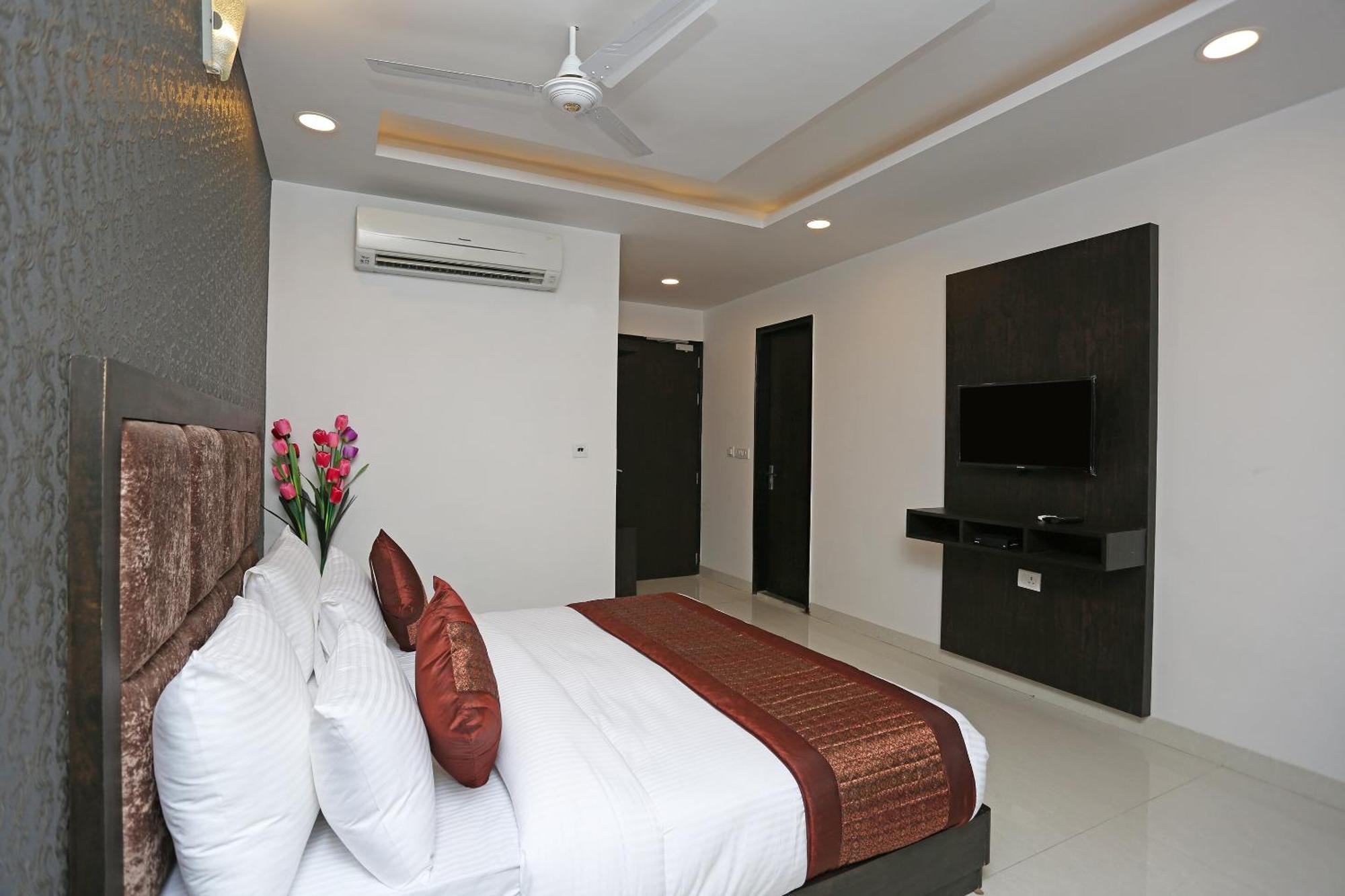 Hotel O M Suites New Delhi Exterior photo